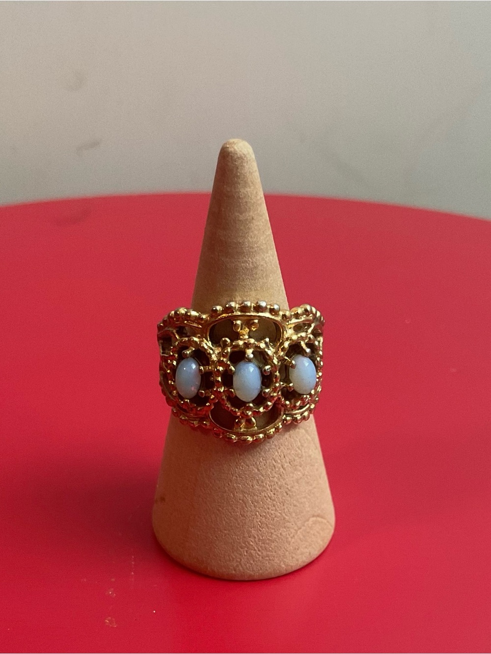 Vintage 18K HGE Filigree Ring with White Opalescent Cabachon Stones